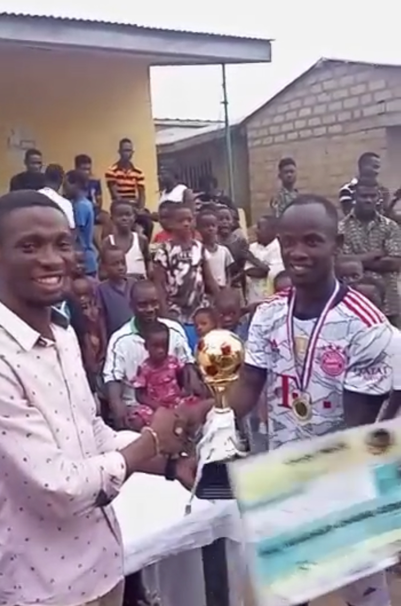 Handing over trophy 2
